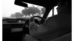 Cestou z letiště, venku je šílený smog