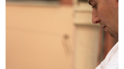 Boyda si píše na střeše hotelu deníček