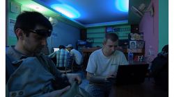 Internet kafé za rohem - hodina stála asi 16 korun