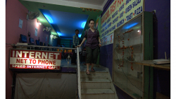 Internet kafé za rohem - zrovna se slavil svátek, proto ta svastika z kytek na výloze