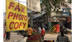 Pahar Ganj - v krámku za mnou jsem koupil indickou sim kartu