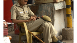 Pahar Ganj - policista, bambusové hole nemají jen tak pro parádu