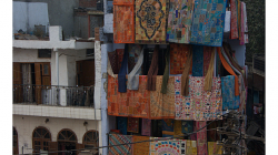 Pahar Ganj - třípatrový obchod s přehozy na postele