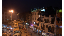 Pahar Ganj z balkonu New Mount Everest Restaurant večer