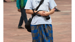 Při vstupu do páteční mešity musí být zakryty kolena - třeba takto elegantně :)