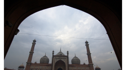 Páteční mešita ve Starém Delhi - ná nádvoří se má vejít údajně 25 tisíc věřících