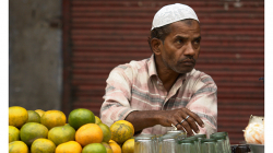 Jeden z typických prodejců čerstvých džusů na ulici