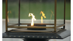 Hrobka Mahátma Gándhího - modlící se plamen