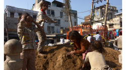 Děti na hromadě písku - Pahar Ganj, Delhi