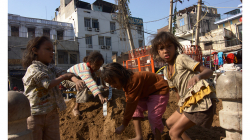 Pahar Ganj - Děti na hromadě písku