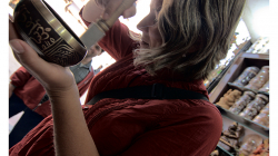 Oleandra kupuje tibetskou mísu - vibruje s ní jak o život