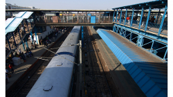 Nádraží New Delhi - pohled z nadchodu