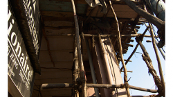 Staré Dílí - našinec potřebuje notnou dávku odvahy projít pod takovým lešením