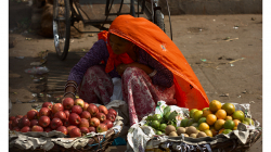 Pouliční prodejkyně ovoce