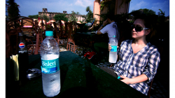 Střešní restaurace naproti Hotelu Kalyan