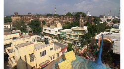 Střešní restaurace naproti Hotelu Kalyan - výhled na nedalekou pevnost