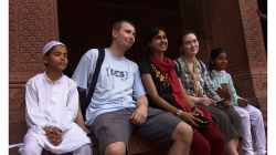 Společné focení s místními, chlapec vlevo možná sní jaké by to bylo doopravdy