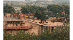 Výhled z pevnosti Agra, v pozadí v mlze, smogu a prachu Taj Mahal