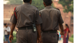 Policisté drží při sobě