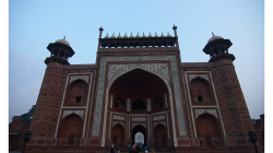 Vstupní brána do Taj Mahalu