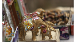 Sloni, bohužel jen suvenýry, živé jsme jen zahlédli z dálky