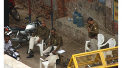 Hlídka směrem k Taj Mahalu