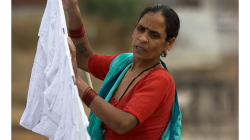 Na střeše se v Indii děje ledacos - věšení prádla