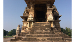 Khajuraho - chrámový komplex - do chrámů se chodí bosy