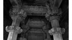 Khajuraho - chrámový komplex - interiéry chrámů jsou téměř totožné