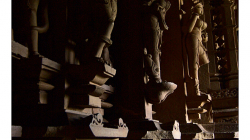 Khajuraho - chrámový komplex - interiéry chrámů jsou téměř totožné