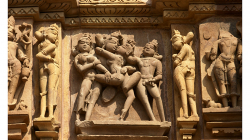 Khajuraho - chrámový komplex - výjevy z Kama Sutry