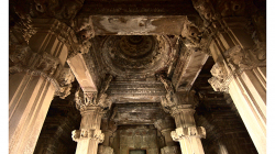 Khajuraho - chrámový komplex - interiéry chrámů jsou téměř totožné