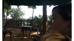 Khajuraho - chrámový komplex, odpočinek na zahrádce