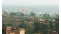 Orchha - pevnost, výhled mi značně připomínal fotky z Thajska