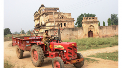 Traktorista ochotně zastavil, zapózoval a ani za to nic nechtěl :)