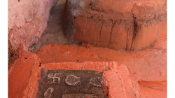 Před jedním oltáříkem