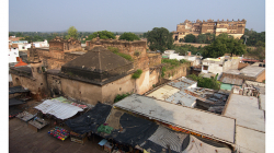 Pod chrámem se rozkládá tržiště