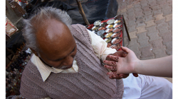 Ája dostává vzorek henny zdarma. Nakonec jsme koupili celý předražený set :)