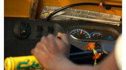 Pade, víc z motorikši nevytáhl :) Tenhle měl snad jako jedinej funkční tachometr