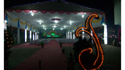 Svatební stan vedle hotelu Highway. Večer co večer se tak konala svatba