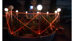 Svatební stan vedle hotelu Highway. Večer co večer se tak konala svatba