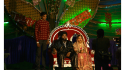 Svatebčané pózují, ostatní se baví