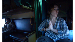 Cesta vlakem do Varanasí, vzadu policajt