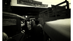 Varanasí - cesta městem - zácpa před tunelem