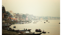 Varanasí - pohled na Gangu a město
