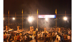 Varanasí - večerní obřad - spousta dýmu, hudby, ohně a energie