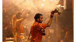 Varanasí - večerní obřad - spousta dýmu, hudby, ohně a energie