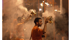 Varanasí - večerní obřad - spousta dýmu, hudby, ohně a energie