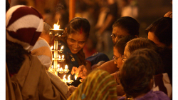 Varanasí - večerní obřad - spousta dýmu, hudby, ohně a energie