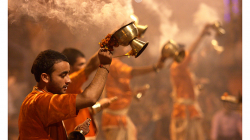 Varanasí - večerní obřad - spousta dýmu, hudby, ohně a energie